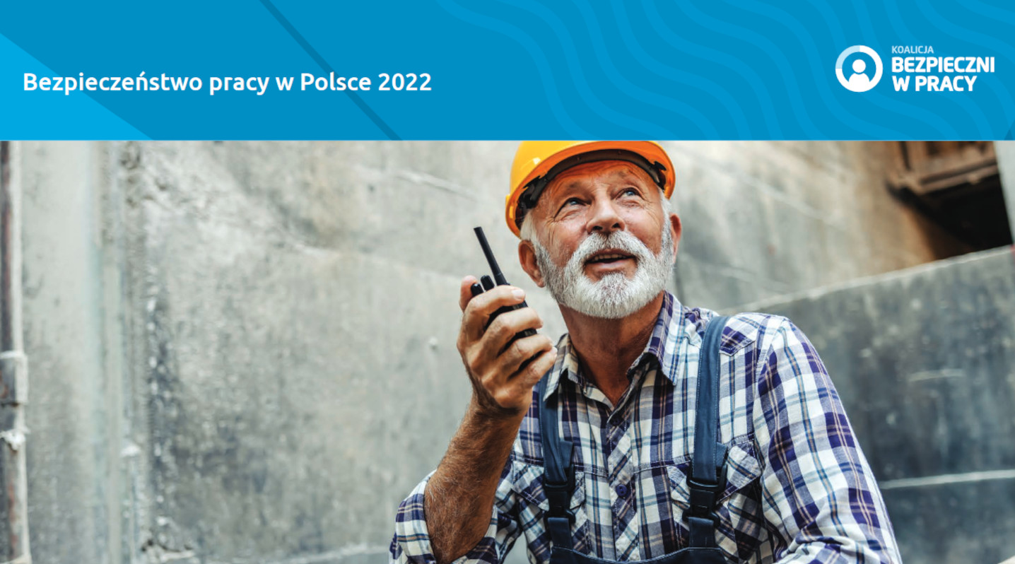 Pracownik w kasku, w reku trzyma kr&oacute;tkofal&oacute;wkę 