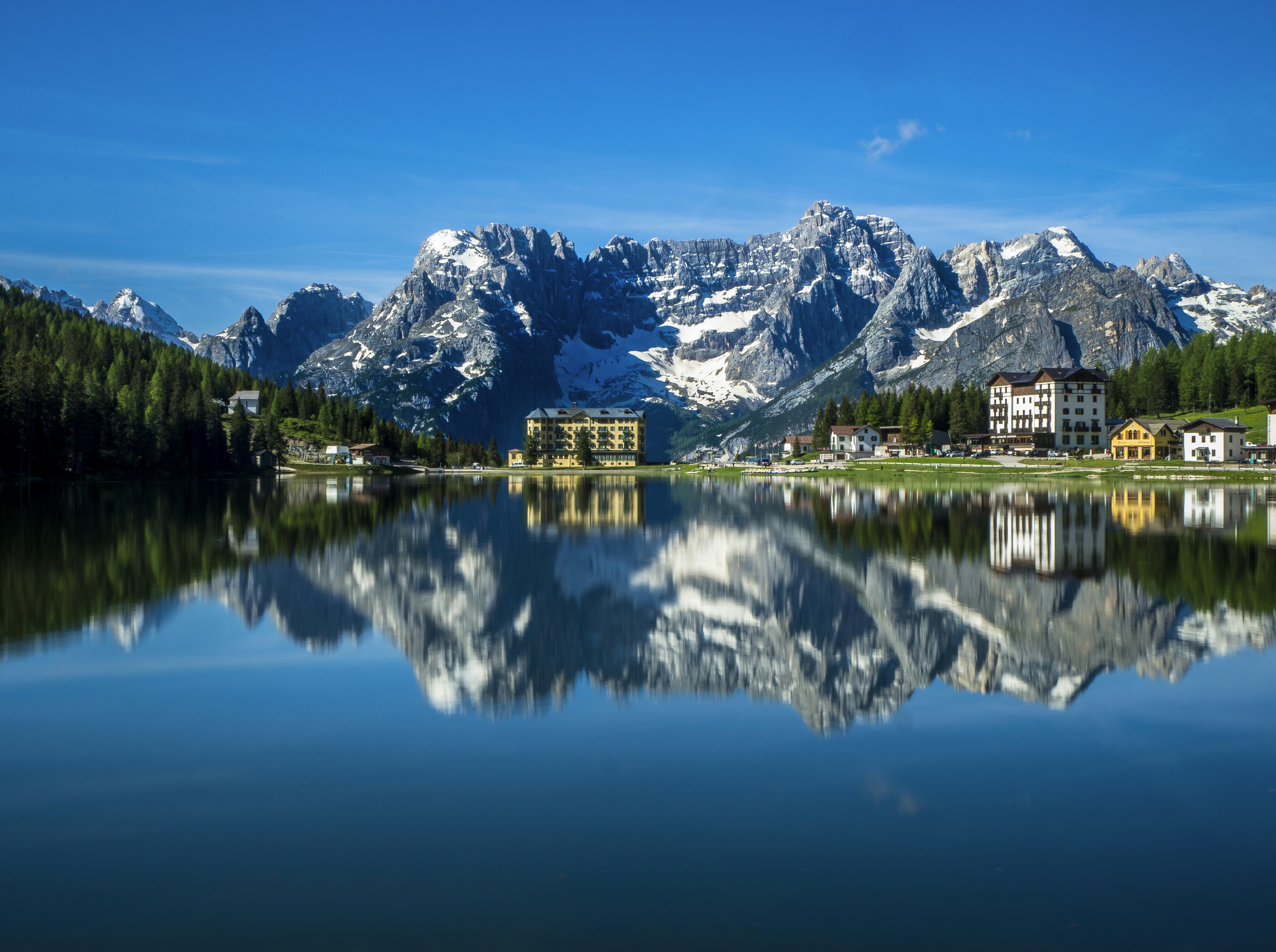 Widok na hotel nad jeziorem w g&oacute;rach 